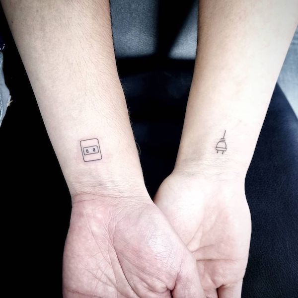 Tatuaggi da polso di coppia con presa e spina di @tocinoink