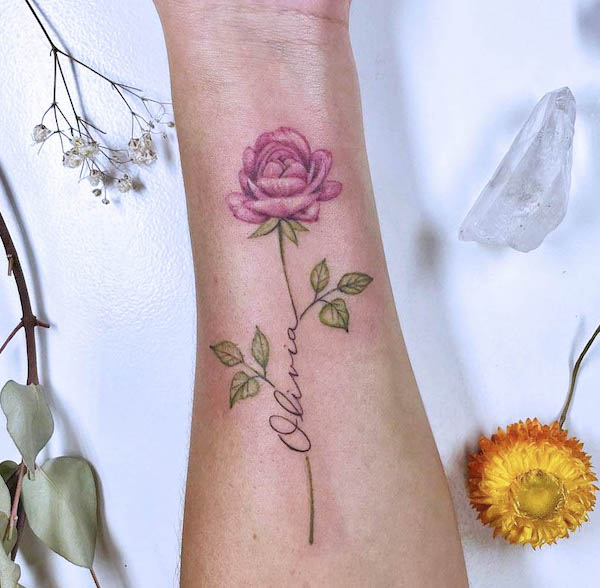 Elegante rosa e nome nel polso di @light_grey_studio