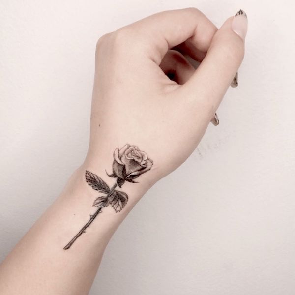 Tatuaggio di rosa nera e grigia sul polso laterale di @ssami____ink