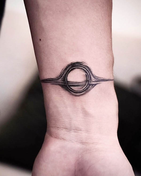 Tatuaggio del polso del buco nero di @dowoo_tattoo