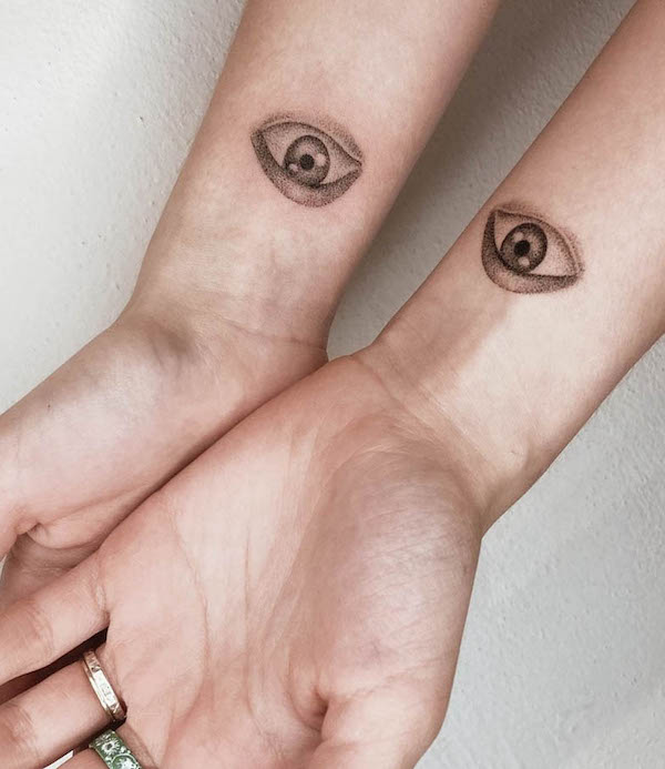 Tatuaggio con occhi abbinati sul polso di @tetovaninaporad