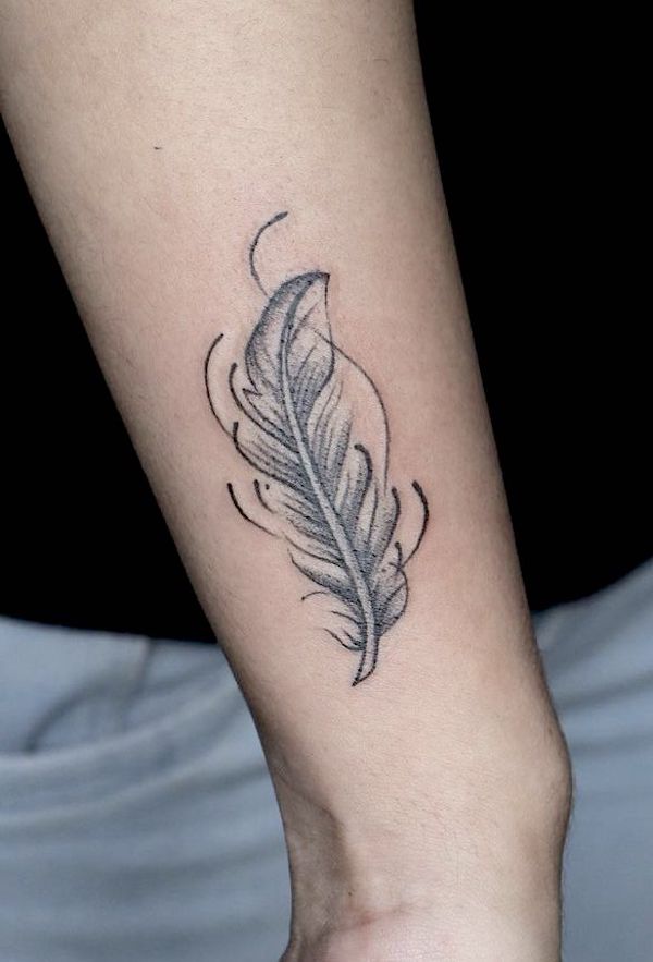 Tatuaggio da polso con piume per donne by @leo_tattoo_academy