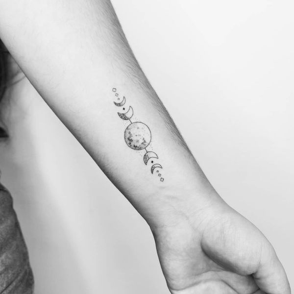 Luna femminile e foglie tatuaggio da polso da @anaguti.tattoo