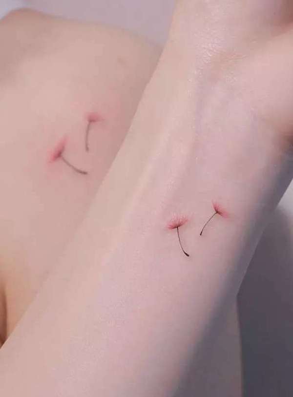 Piccolo e semplice tatuaggio da polso a forma di dente di leone di @handitrip