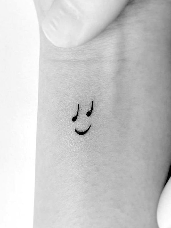Piccolo tatuaggio musicale sul polso di @playground_tat2