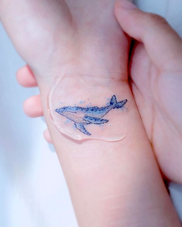 Bellissimo tatuaggio da polso di balena per donne di @haenal_tattoo