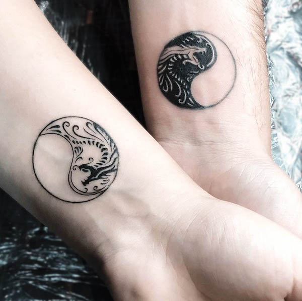 Tatuaggi da polso con drago per coppie da @mel.tattooer