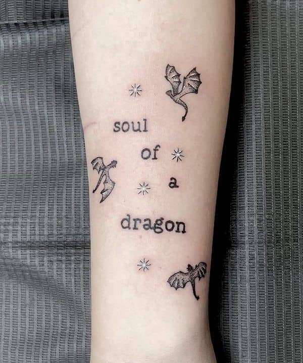 Tatuaggio da polso con drago per donne di @k8.tat