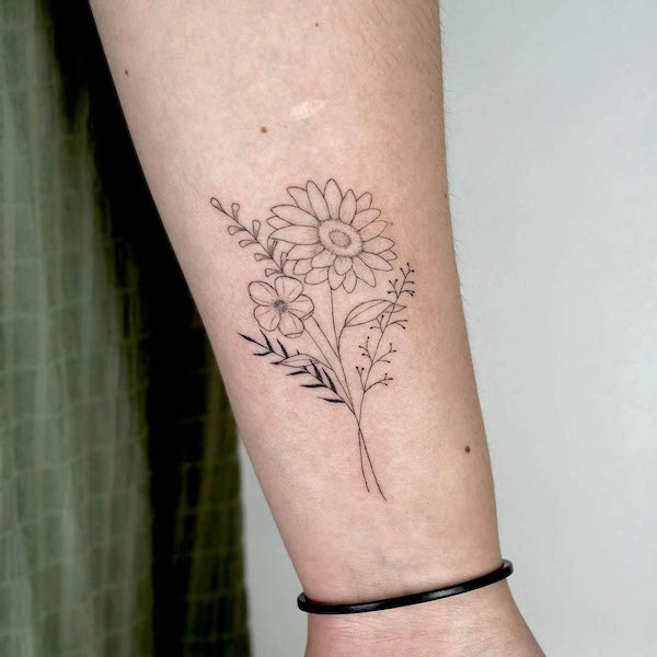 Tatuaggio da polso Wildflowers di @maricatattoo