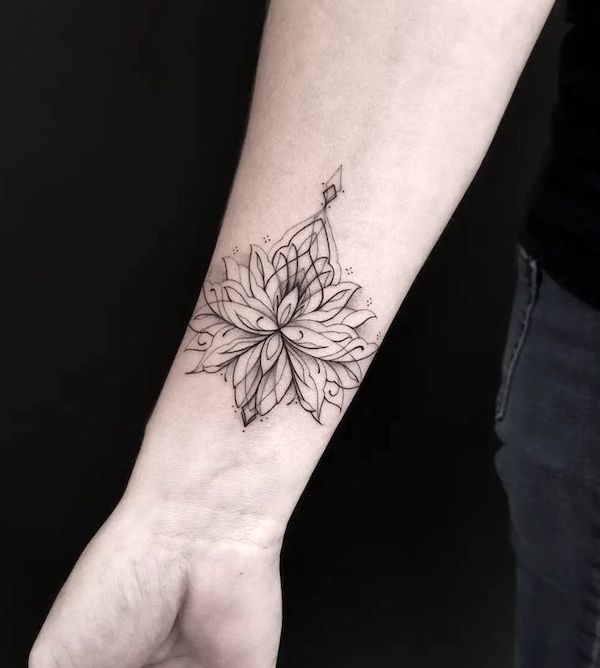Tatuaggio del polso Lotus di @crystal_ink