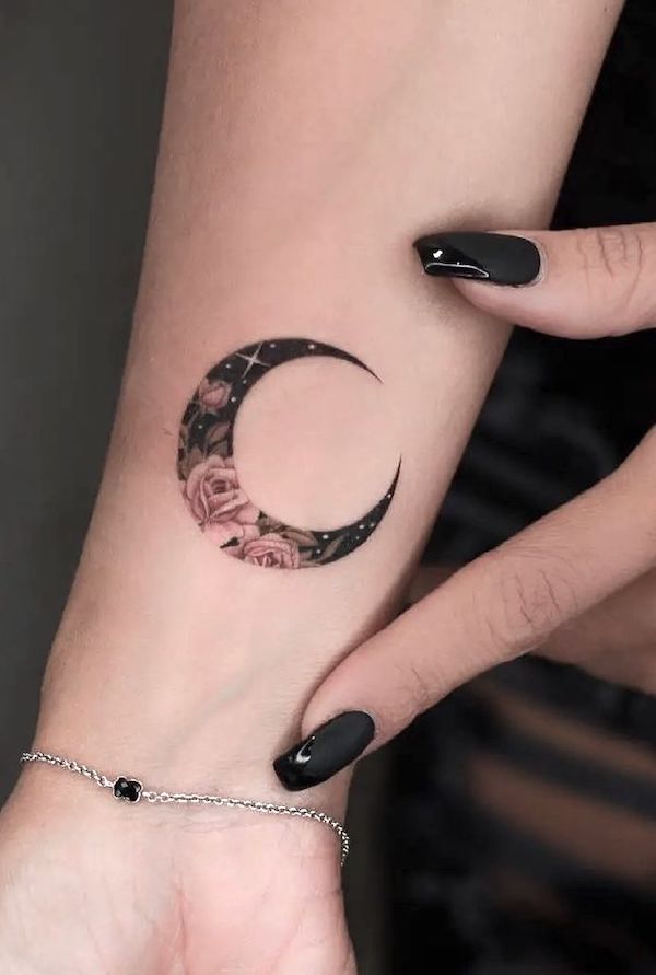Delicato e unico tatuaggio del polso della luna di @tattoosmap