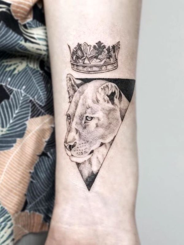 Tatuaggio del polso con leone e corona di @tattooist_irae2