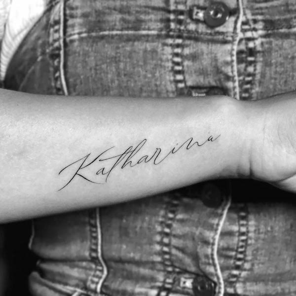 Tatuaggio con nome sul polso da @masnu.tattoo