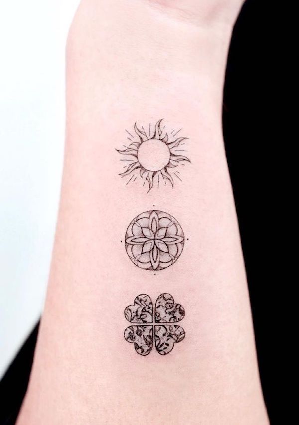 Tatuaggio con simbolo naturale sul polso di @tattooist_solar