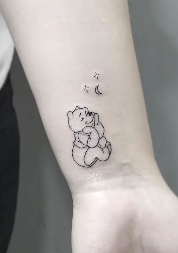Simpatico tatuaggio da polso di Winnie the Pooh di @vrltattoo