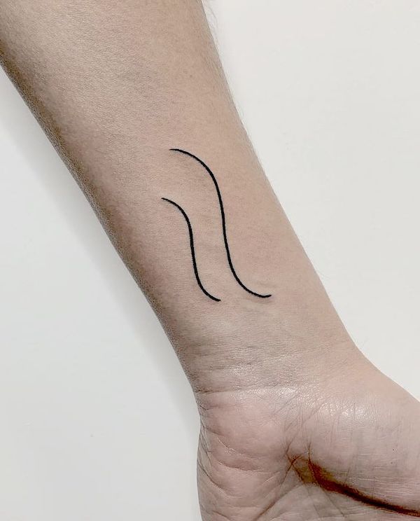 Tatuaggio del polso a onde semplici di @acos_tattoo