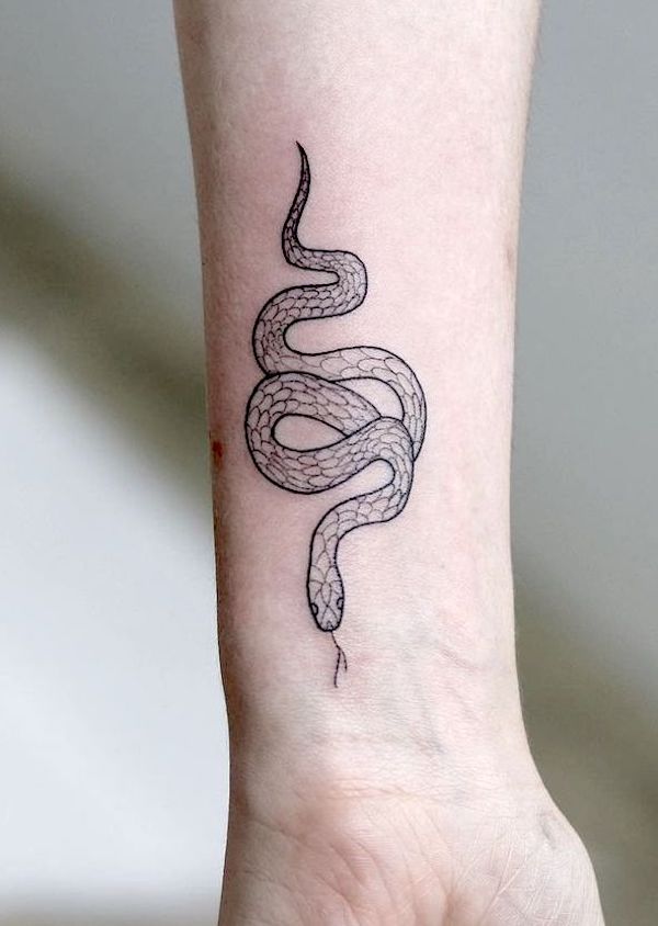Tatuaggio del polso di serpente di @tattooer_dogy