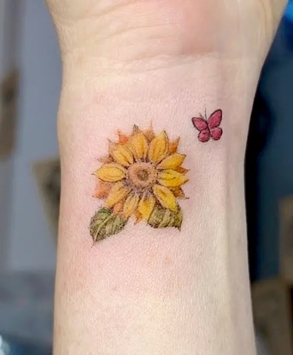 Tatuaggio con girasole sul polso da @dawon.ink