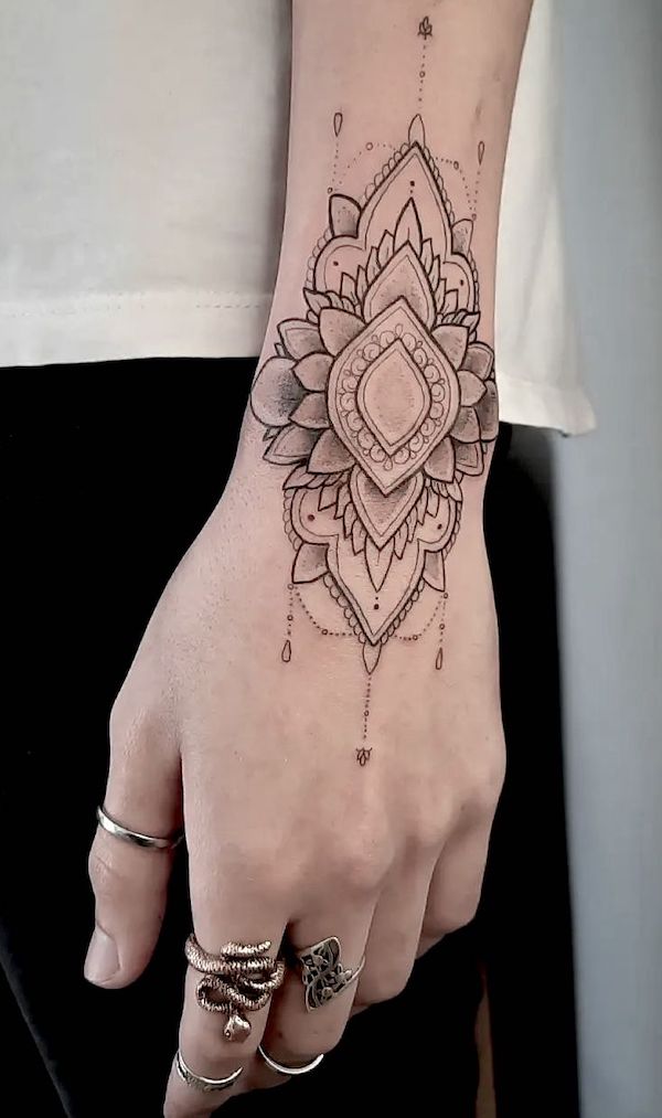 Tatuaggio mandala sul polso di @blup_tattoo