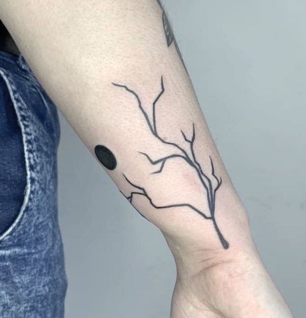 Tatuaggio di un albero sul lato del polso di @_antissociana