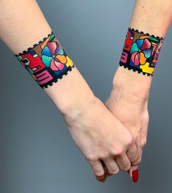 Tatuaggi colorati con braccialetto di @imrichkovacs- Idee per tatuaggi con braccialetto