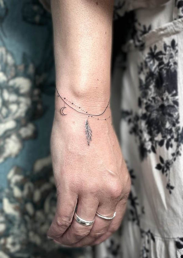 Bellissimo tatuaggio di braccialetto per le donne di @sandra.hobe_nadelstiltattoo - Idee per il tatuaggio di braccialetto avvolgente