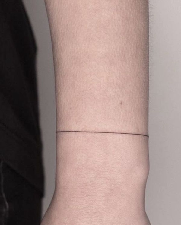 Simple one line wrap around bracelet tattoo by @bymosler- Tatuaggi da polso con bracciale wrap around