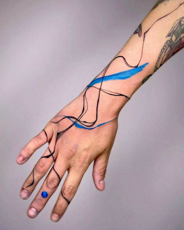 Tatuaggio da polso super cool per le donne da @polandtattoos- Avvolgere intorno a tatuaggi da polso braccialetto