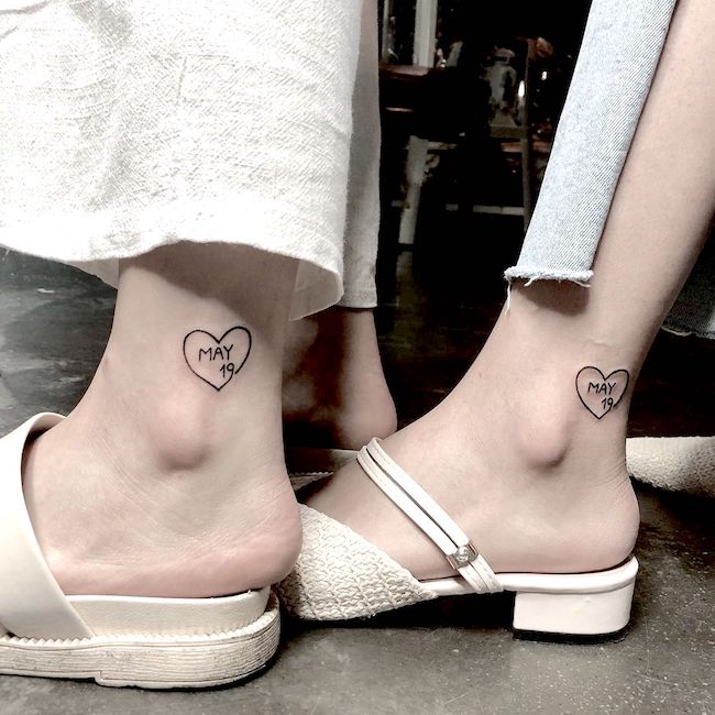 Tatuaggio di compleanno sulla caviglia di @monyet_tattoo