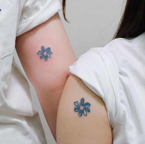 Ogni fiore è diverso tatuaggio gemello di @sinewpark_tt