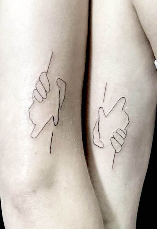 La mano che aiuta di @_uptattoo_
