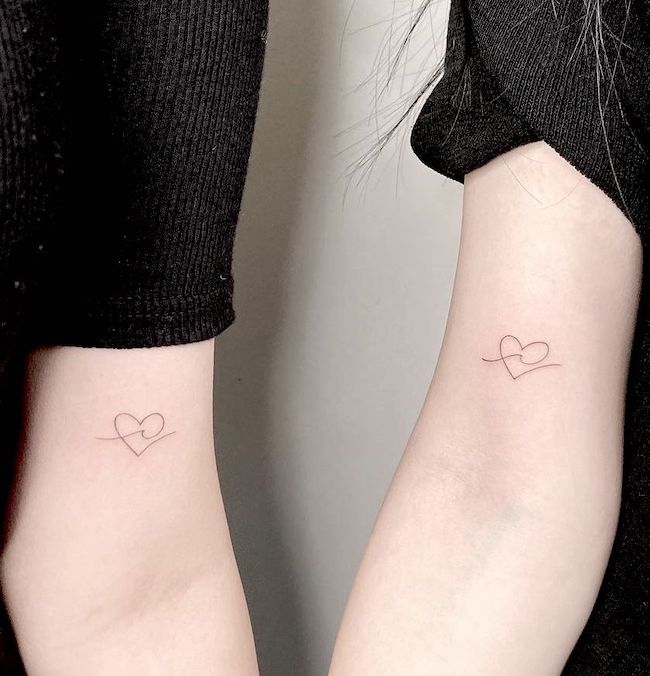Tatuaggi astratti a cuore di @playground_tat2