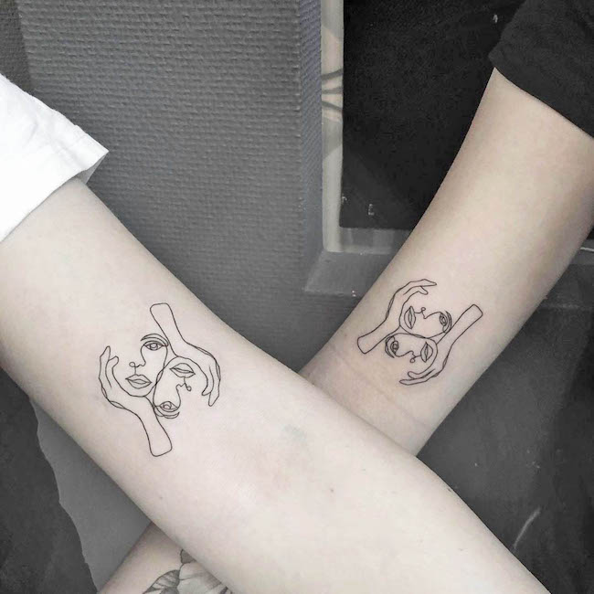 Tatuaggi gemelli astratti sul braccio interno di @goksengokalp