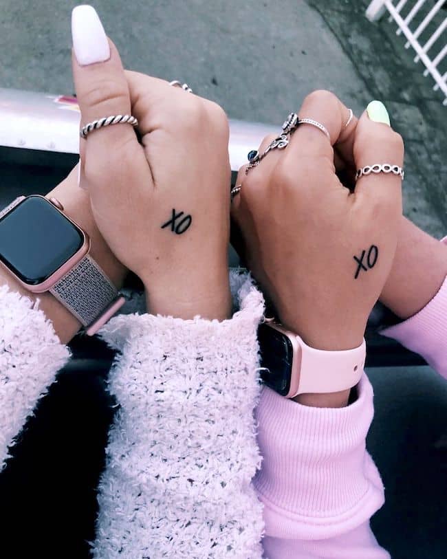 Tatuaggi XOXO per mani piccole di @gab.ri_.ellamarie