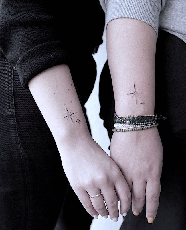 Tatuaggi gemelli minimalisti con stelle brillanti di @cathy.artwork