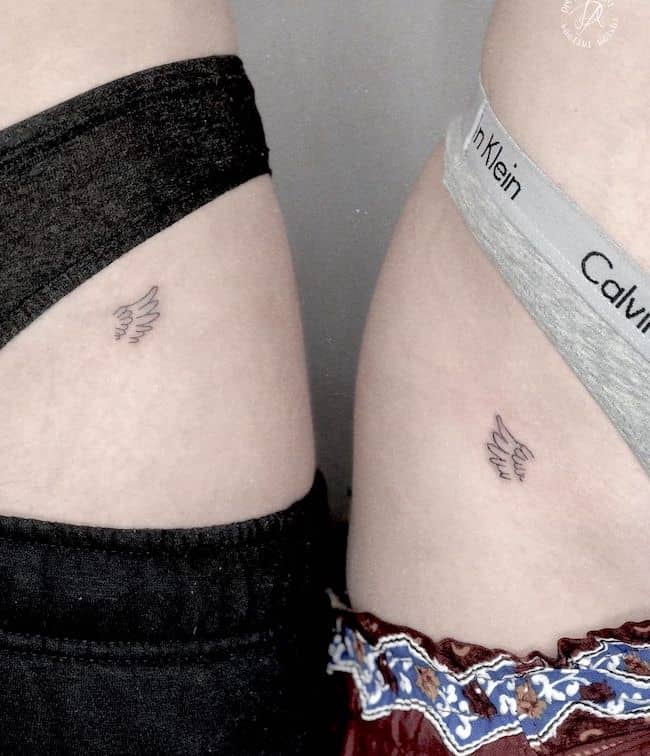 Tatuaggi di ali uguali per gemelli di @marth.tattoo