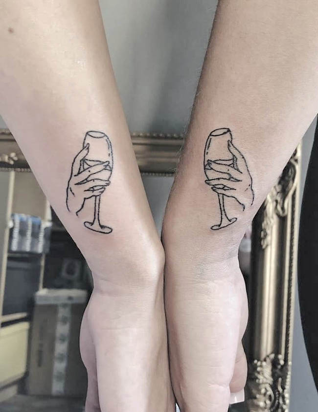 Cheers_tatuaggi di bicchieri di vino abbinati per gemelli di @_kontikas_