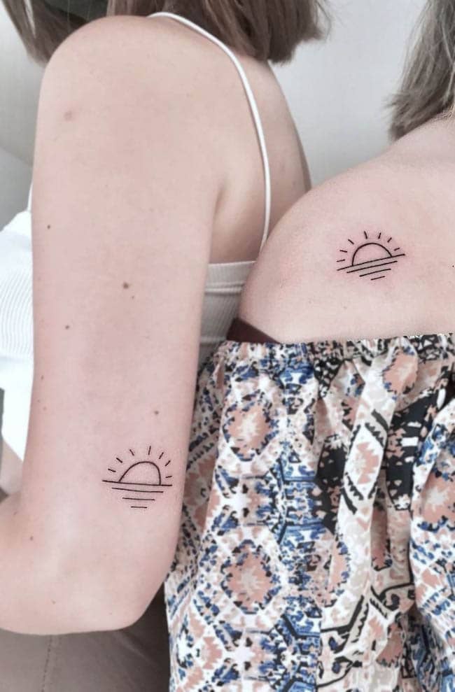 Il sole nascente tatuaggi gemelli di @bourbonart