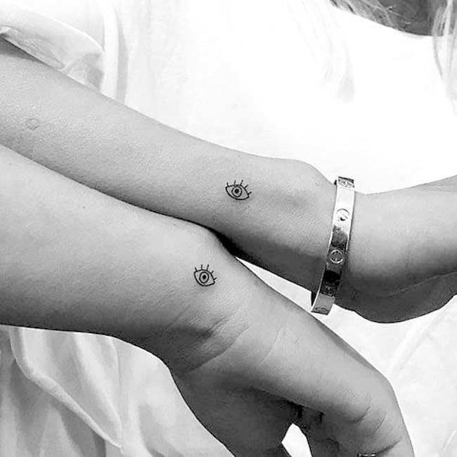 Tatuaggi da polso abbinati al terzo occhio di @xeniabydesign