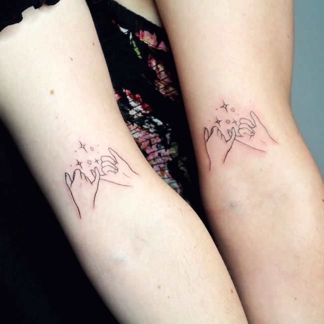 Tatuaggi gemelli Pinky promise di @nat_grimm_ink