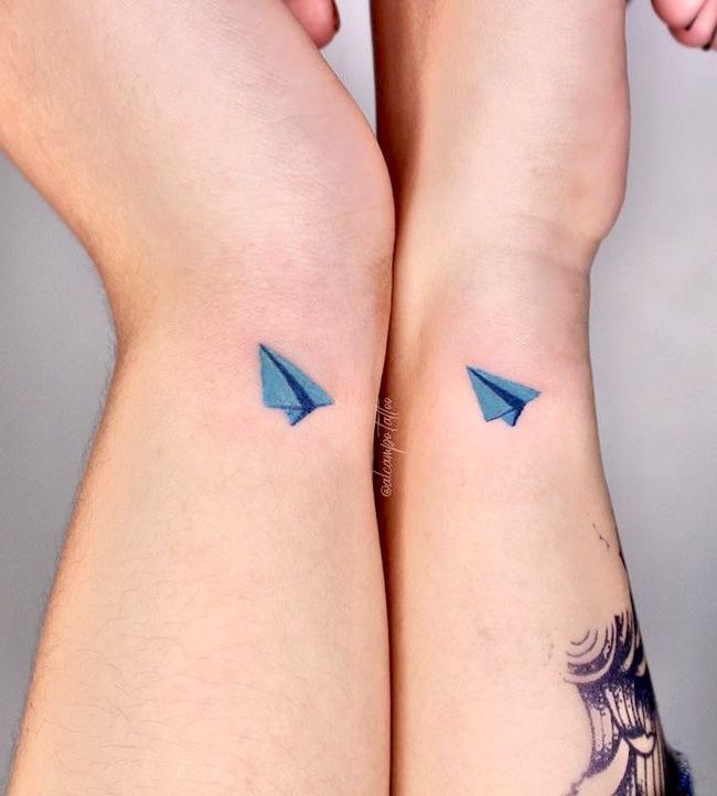 Tatuaggi gemelli abbinati ad aerei di carta di @alcampo.tattoo