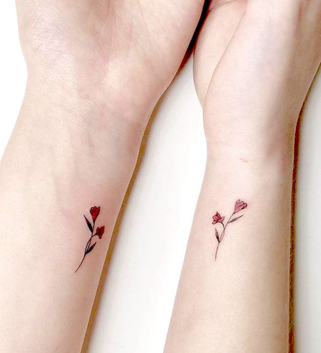 Tatuaggi da polso con piccoli fiori di @playground_tat2