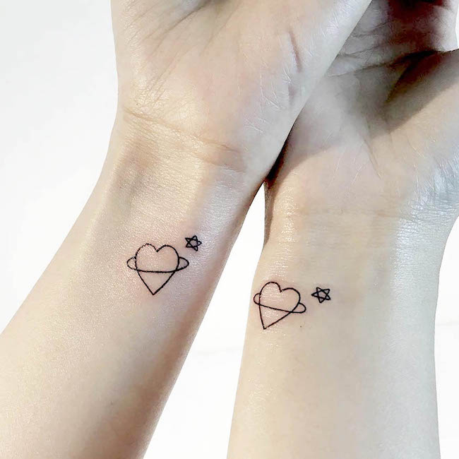 Tatuaggi da polso del pianeta dell'amore di @chaestattoo