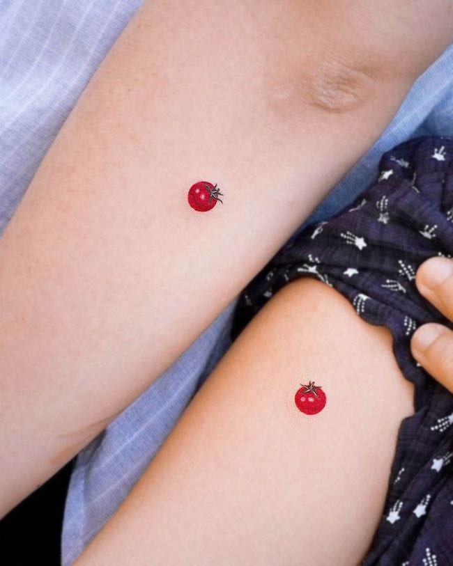 Tatuaggi di pomodori piccoli per gemelli da @0chicken.tattoo