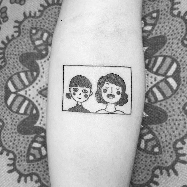Tatuaggio madre-figlia con cartone animato di @blueinkhanoi