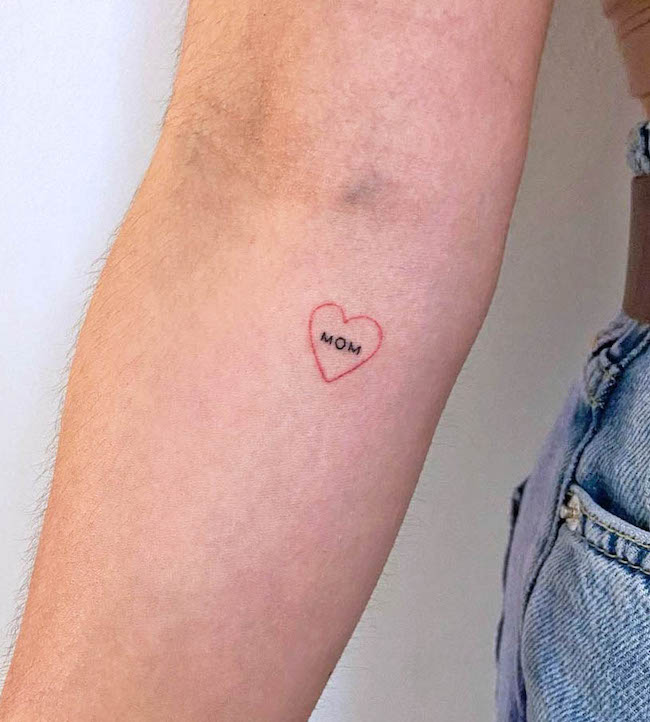 Tatuaggio con piccolo cuore in dedica alla mamma da @mikelovetattooer