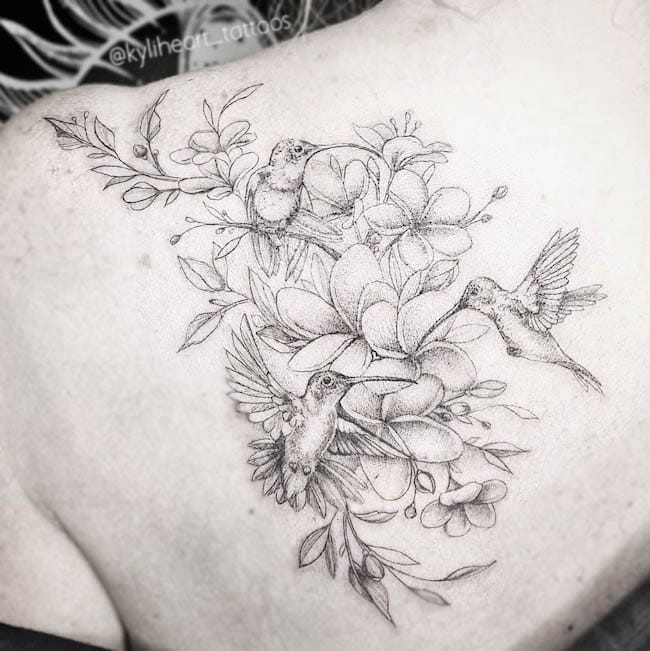 Tatuaggio per mamme con uccelli e fiori di @kyliheart_tattoos