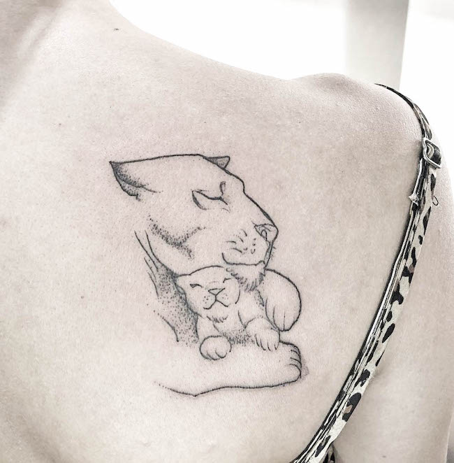 Tatuaggio sulla spalla di madre e cucciolo di leone di @txdznhs