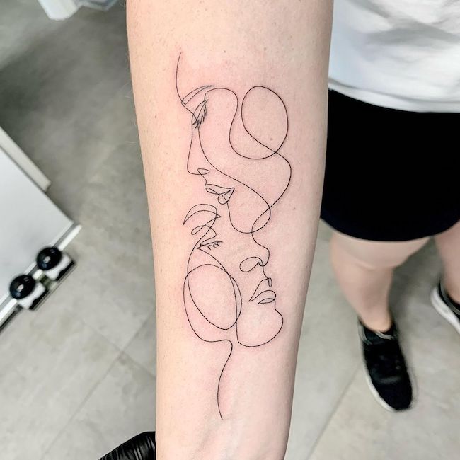 Tatuaggio astratto di mamma sull'avambraccio da @lineanera.tattoopiercingstudio