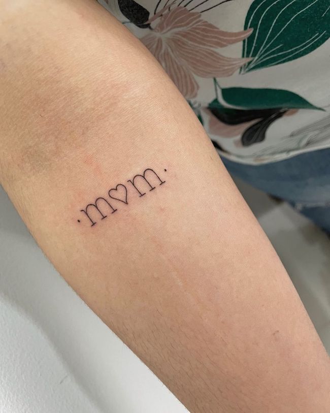 Tatuaggio semplice di una piccola mamma da @pao.arev